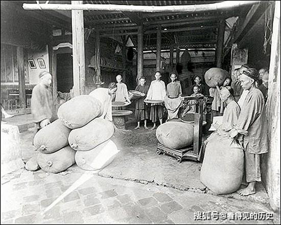 老照片 清朝末年的茶厂 英国商人上门收购茶叶
